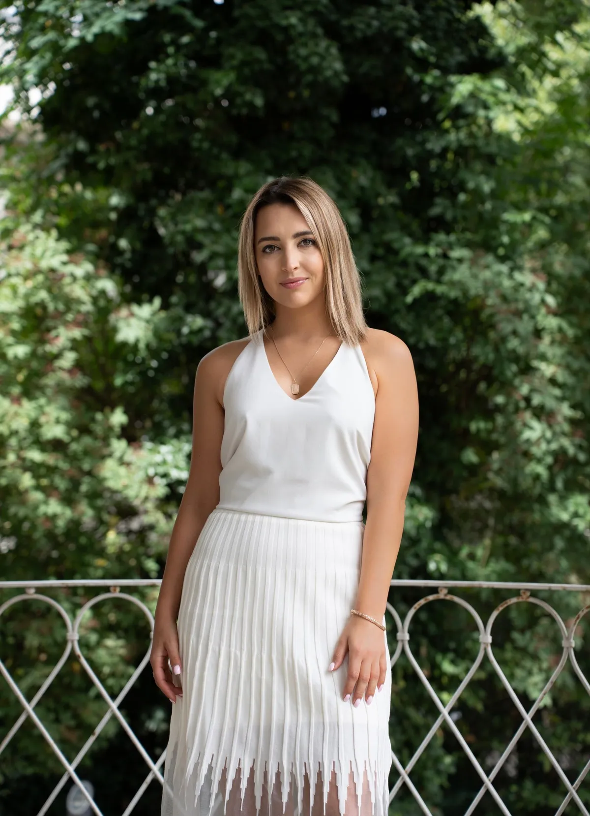 Porträt einer Adiva Ansprechpartnerin im hochwertigen Business-Umfeld.