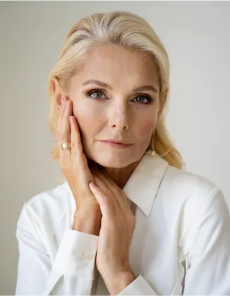 Golden Age Host für erfahrene, glaubwürdige und ruhige Markenpräsenz.